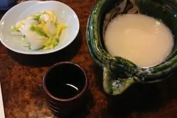 <p>Doburoku (local milky sake), warmed for the warmth in soba eating experience.</p>
