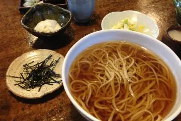 <p>Uzuraya's original hot soba, Kake soba. The chef from the first floor's kitchen delivered this soba himself to me, who was sitting on the second floor.</p>
