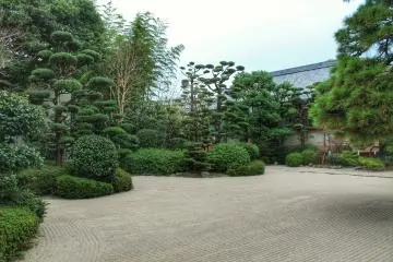 The gravel is neatly raked
