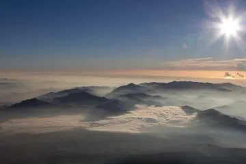 <p>Le soleil s'&eacute;l&egrave;ve toujours plus haut dans le ciel et la lumi&egrave;re change &agrave; nouveau</p>
