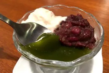 <p>Dessert was delicious matcha jelly topped with red beans and tofu cream. Chef does not use any dairy products to reduce allerge.</p>
