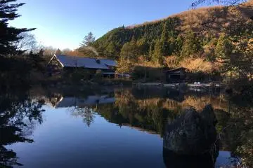 <p>Lake behind Seiyoen is also beautiful in the morning</p>
