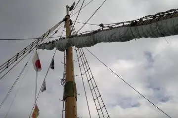 <p>La voile principale &eacute;tait rang&eacute;e</p>
