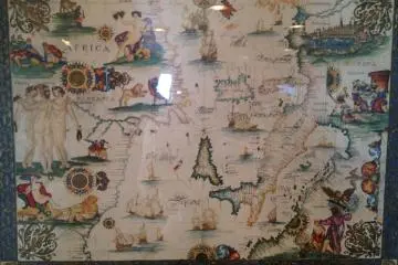 <p>On trouve &agrave; l'int&eacute;rieur du navire des cartes de marin et de nombreuses d&eacute;corations pirates</p>
