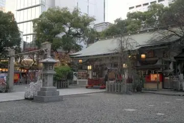 <p>Tsuyu no Tenjinja, nestled among Umeda's skyscrapers.</p>
