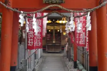<p>Kaiuninarisha, the Four Inari Gods that was enshrined to Tsuyu no Tenjinja in 1910</p>
