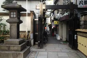 <p>One of the shrine's side entrances, heading straight to an alley of shops</p>
