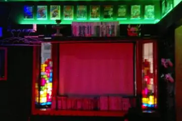 Jendela berhiaskan motif tetris dengan neon hijau