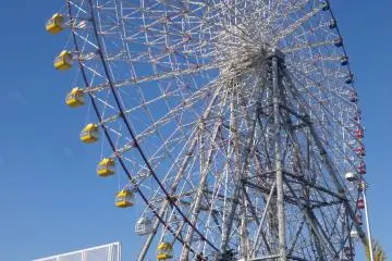 <p>By the time you exit Osakako Station, you can already see the wheel.</p>
