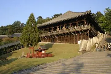 On the side of Mount Wakakusa (Photo: <a href="https://commons.wikimedia.org/wiki/File:Todaiji08s3200.jpg" target="_blank" rel="noreferrer noopener nofollow">663highland</a> / <a href="https://creativecommons.org/licenses/by-sa/3.0/deed.en" target="_blank" rel="noreferrer noopener nofollow">CC BY-SA 3.0</a>)
