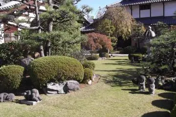 <p>Lots of little statues taking it easy on the lawn</p>
