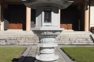 <p>The lantern in front of the main hall</p>
