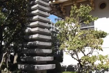 <p>There's this impressive pagoda standing in the corner...</p>
