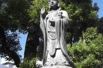 <p>...close to this peaceful statue of the Kannon, the Buddhist Goddess of Mercy</p>
