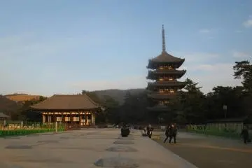 <p>Le Tōkon-dō et la pagode &agrave; cinq &eacute;tages</p>