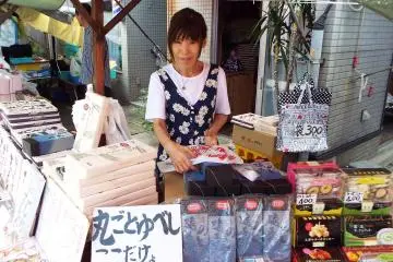 คุณโทะชิที่แผงขายขนม
