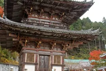 <p>Pagoda 3 lantai (dibangun pada 1497) dan kacamata Buddha. Dipercaya bahwa jika seseorang berjalan dengan membentuk angka 8 melalui kedua lubang lensanya maka doa mereka untuk kesehatan mata akan dikabulkan</p>
