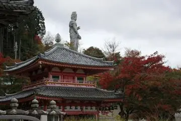 <p>Buddha sedang berdiri menjulang di atas Aula Jigendo</p>
