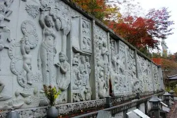 <p>Dinding dengan ukiran timbul menceritakan cerita Buddha</p>
