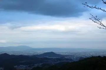<p>Pemandangan Yamato Basin dan kota-kota Kashihara dan Yamato Takada dari Buddha yang sedang berdisi. Di hari yang cerah orang-orang bisa melihat jauh ke utara sampai Kota Nara</p>
