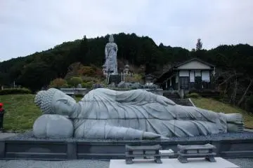 <p>Buddha berbaring dan Buddha berdiri di atasnya. Mereka dibangun dengan skala ini diberikan penempatan ini supaya, ketika dilihat (secara pribadi) dari sudut ini mereka terlihat berukuran sama</p>
