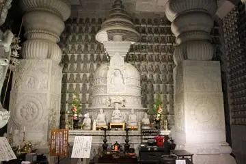 <p>Di bagian dalam Aula batu</p>
