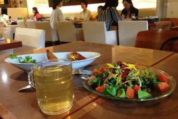 10 Zen brands itself as a "vegetable esthetic" restaurant.