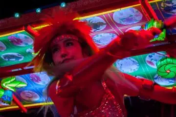 <p>Performer dengan rambut yang unik</p>
