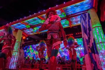 <p>Performer di atas kapal<br />
&nbsp;</p>
