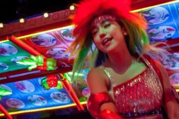 <p>Performer dengan rambut yang unik</p>
