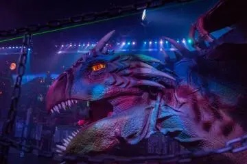 <p>Dinosaurus mekanik raksasa bertarung melawan robot</p>
