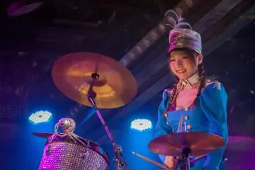 <p>Seorang drummer mengiringi marching band di kapal</p>
