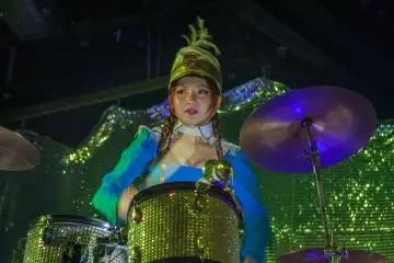 <p>Seorang drummer mengiringi marching band di kapal</p>
