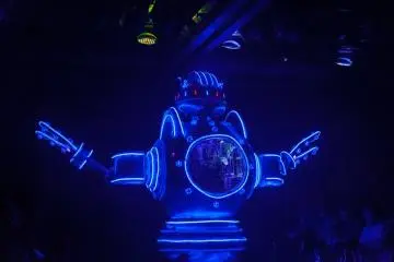 <p>Robot raksasa</p>

