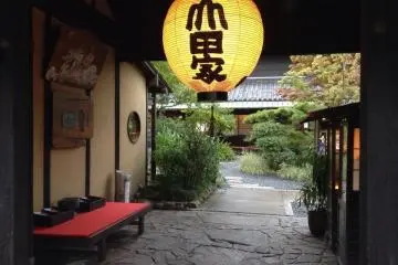 ทางเข้าร้านยะมะดะ ชิซึต (Yamada Shitsu)