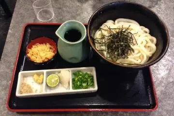 อุด้งบุกคะเคะ (Bukkake) ที่ร้านยะมะดะ ชิซึต (Yamada Shitsu)
