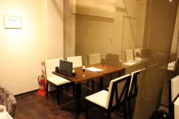 <p>The dining area and its screen hangings</p>
