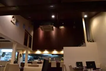 <p>Restoran ini memiliki ruangan yang besar dengan langit-langit tinggi</p>
