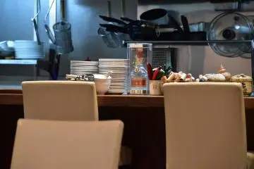 <p>Jika duduk di counter, pengunjung dapat menyaksikan atraksi dari chef yang sedang memasak makanan yang dipesan&nbsp;</p>
