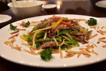 <p>Irisan daging sapi disajikan dengan irisan paprika hijau, yang ini menu favorit saya juga!</p>
