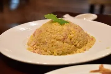 <p>Nasi goreng dengan lettuce dan daging ham</p>
