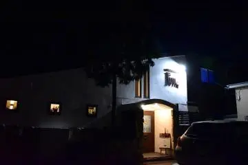 <p>Tampilan luar dari Restoran China FUN di malam hari</p>

