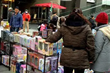 <p>Beberapa mainan dan patung anime kecil dipajang dengan kisaran harga 1000-30.000 yen atau bahkan lebih.</p>
