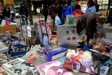 <p>Pasar loak menarik banyak penonton dan orang yang lewat, termasuk saya.</p>
