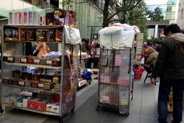 <p>Mainan dan patung mini anime merupakan item yang terlihat paling banyak dipajang.</p>
