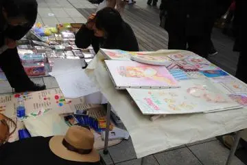 <p>Kita juga dapat meminta seniman menggambar karakter kartun dan anime favorit dengan harga 3000 yen ke atas.</p>
