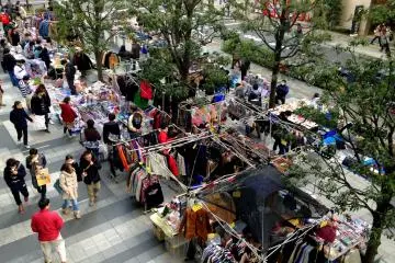 <p>Kamu dapat melihat seluruh baris warna dari sekian banyak item yang dipajang, dari lantai kedua Akihabara UDX.</p>
