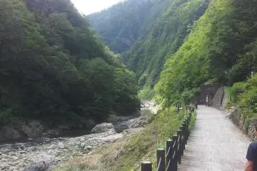 The approach to the tunnel into the cliff