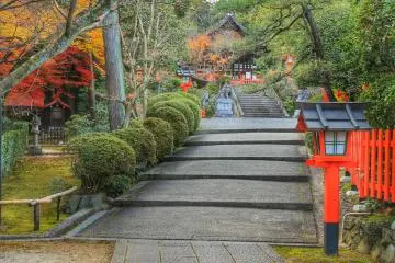 ศาลเจ้าเคนคุนตั้งอยู่บนเนินเขาในสวน Funaokayama 