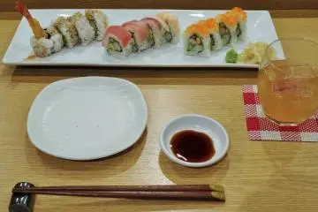 <p>A collection of tasty classics (L to R): shrimp tempura, rainbow, California.</p>
